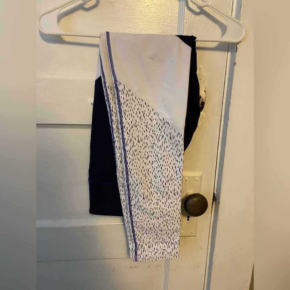Patterned Fabletics leggings for women. - Picture 3 of 4